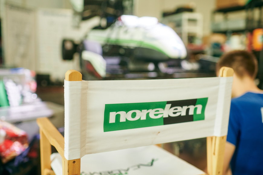 I giovani designer scattano con le auto da corsa elettriche grazie al supporto di norelem 